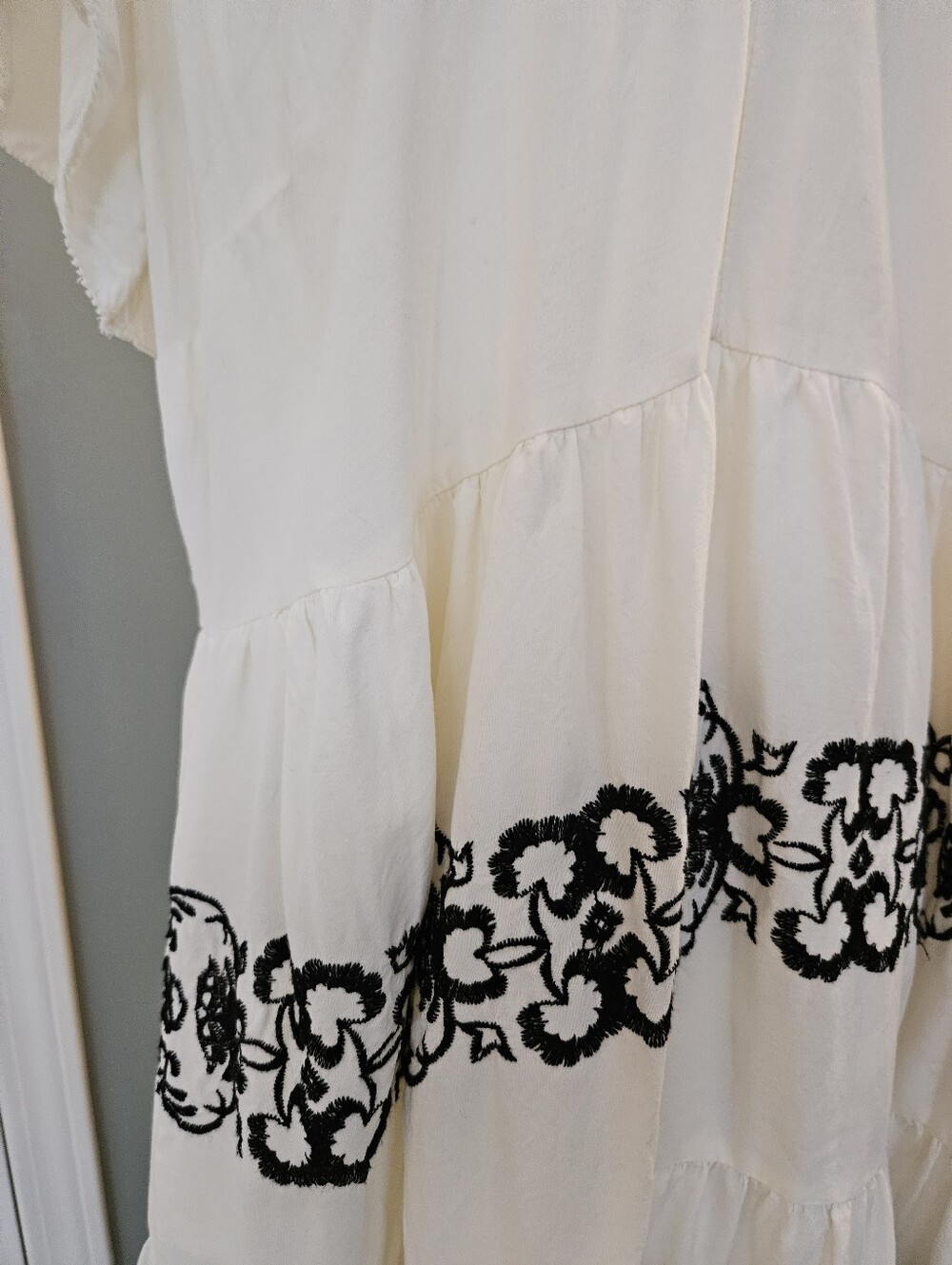 Old Navy Cream Midi Dress with Black Embroidered Floral Design Size XL Pockets - Picture 5 of 13